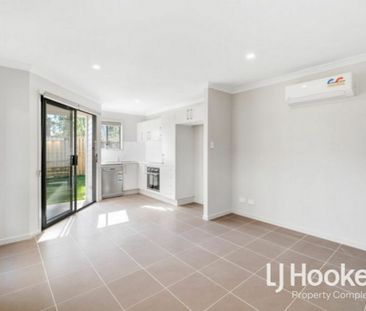 Sweet 2 Bedroom Duplex! - Photo 4