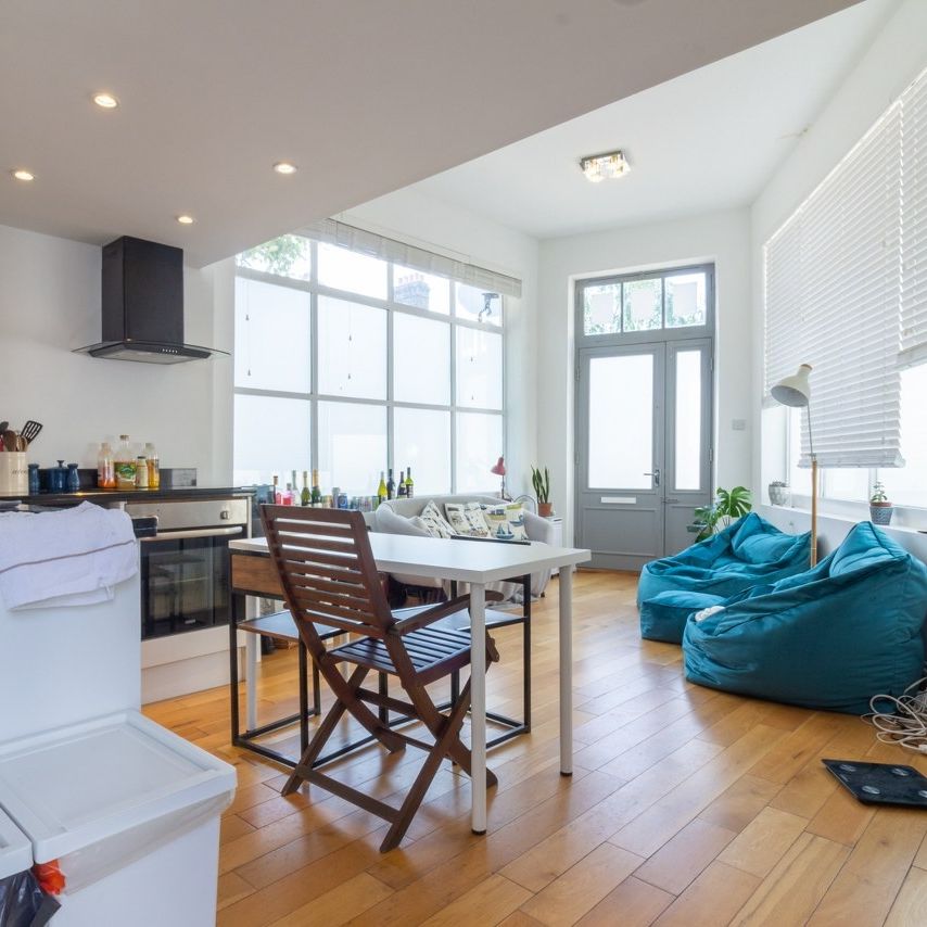 1 Bed Flat, Emu Road, SW8 - Photo 1
