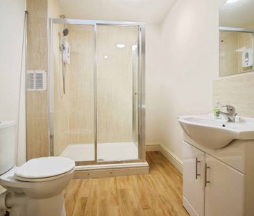 Flat 2, Eastcott House, Swindon, 4 High Street, SN1 - Photo 2