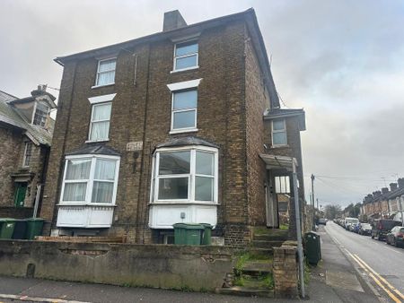 2 bedroom flat to rent - Photo 2