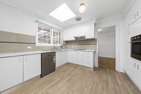 Freshly Updated Home in Sought-After Crestwood Catchment - Photo 3