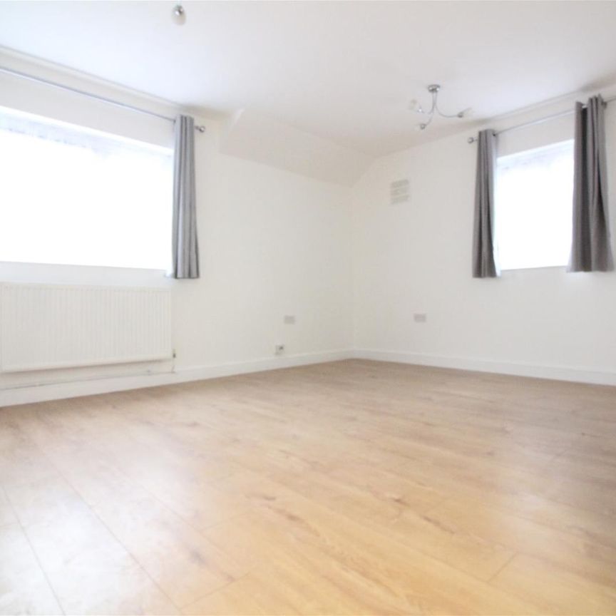 Mead Close, Slough - Photo 1