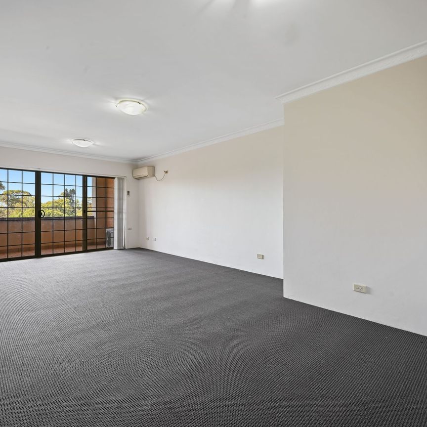 LOCATION, LOCATION, LOCATION! - Photo 1