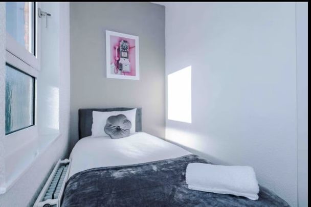 4 Bed Terraced House, Chandos Grove, M5 - Photo 1