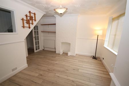 3 bedroom Semi-Detached House to let - Photo 5