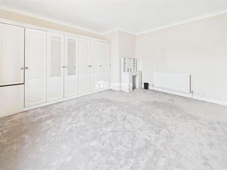 Edgwarebury Lane, Edgware, HA8 - Photo 4