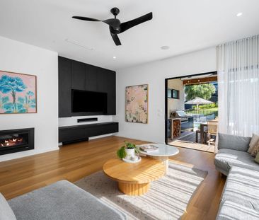 Exceptional Luxury Living in Prime Blairgowrie – Available for a 12-Month Lease Furnished or Unfurnished | Heated Pool & Spa - Photo 3