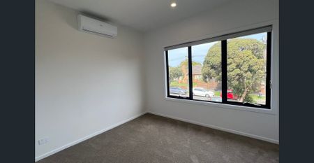 Modern 3-Bedroom Townhouse! - Photo 3