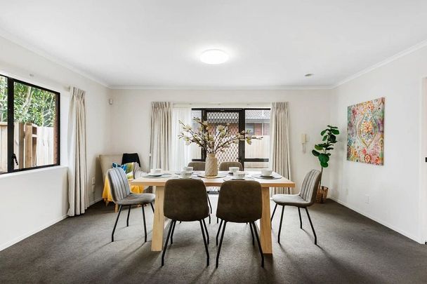 Royal Oak, large home with 3 bedrooms plus a study - Photo 1