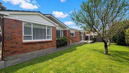 Refurbished townhouse in great location - Photo 4
