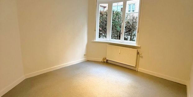 Appartement te huur in Schaarbeek voor € 900 met 1 slaapkamer - Photo 1