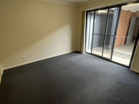 Contemporary style spacious three bedroom townhouse - Photo 2