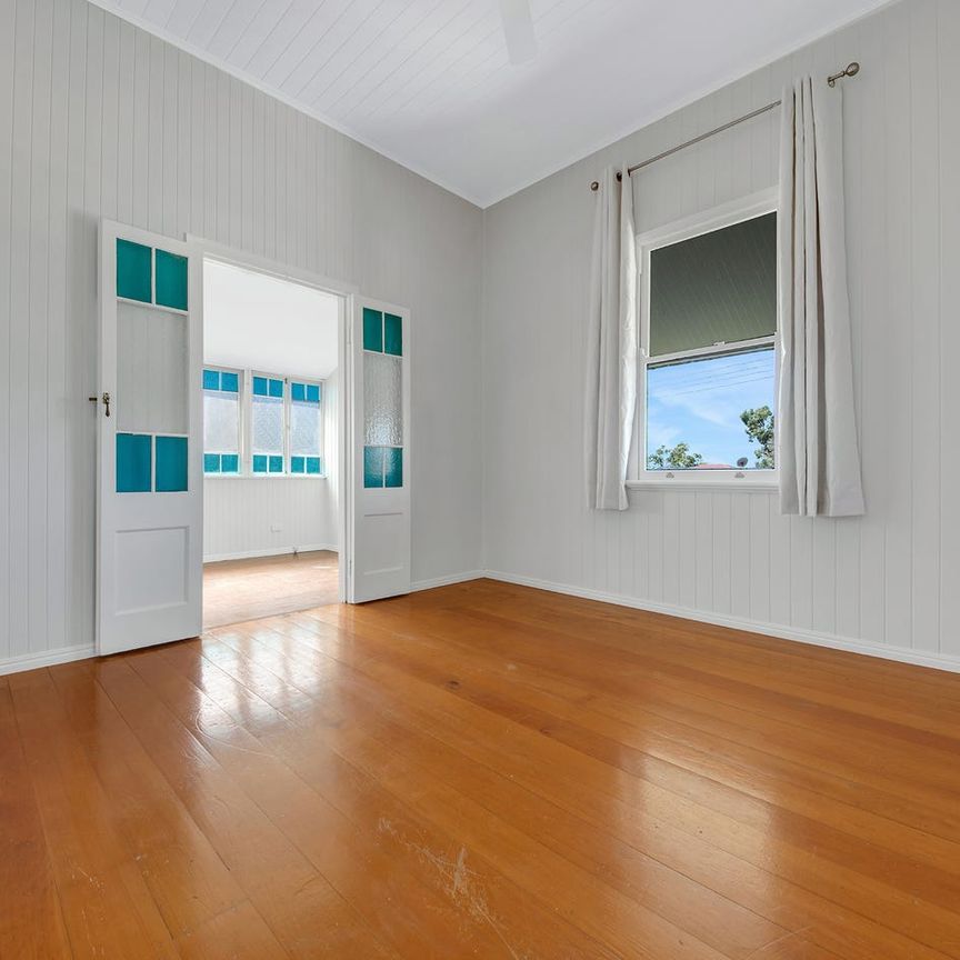 CHARMING QUEENSLANDER CLOSE TO CBD - Photo 1