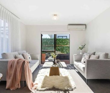 Sunny Three Bedroom Home in the Heart of Howick - Photo 3