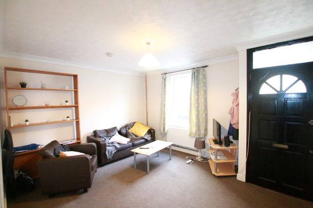 3 Bed Terraced House, Blenheim Road, RG1 - Photo 1