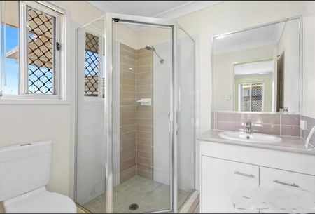 Four Bed Family Home ~ Backs onto Parkland! - Photo 5