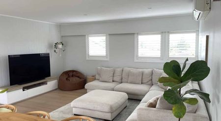 Sunny & Spacious Beachlands Home – Walk to beach - Photo 2