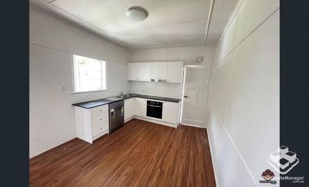 Spacious family living in an unbeatable location - Photo 2