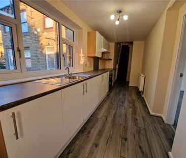 Moor End Lane, Dewsbury, West Yorkshire, WF13 - Photo 5