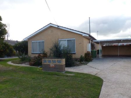 Neat & Convenient Living in Lavington - Photo 2