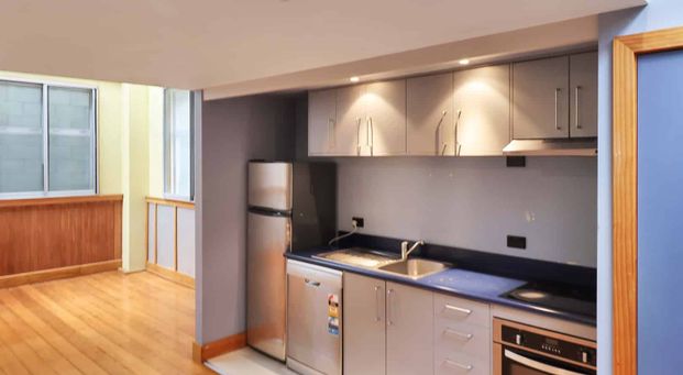 Vibrant 3-Bedroom Apartment in the Heart of Te Aro - Photo 1