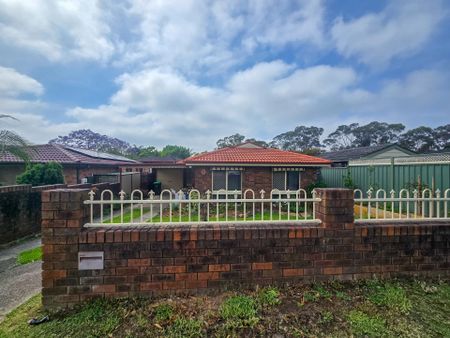Perfect Family Home in a Quiet Street - Recently Renovated Kitchen! - Photo 2