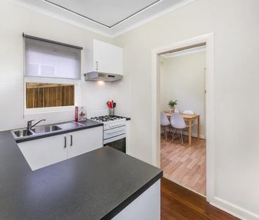 Lovely brick home with spacious pet friendly yard - Photo 4