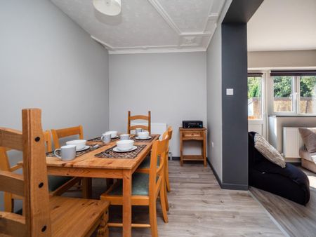 6 bedroom detached house to rent - Photo 5