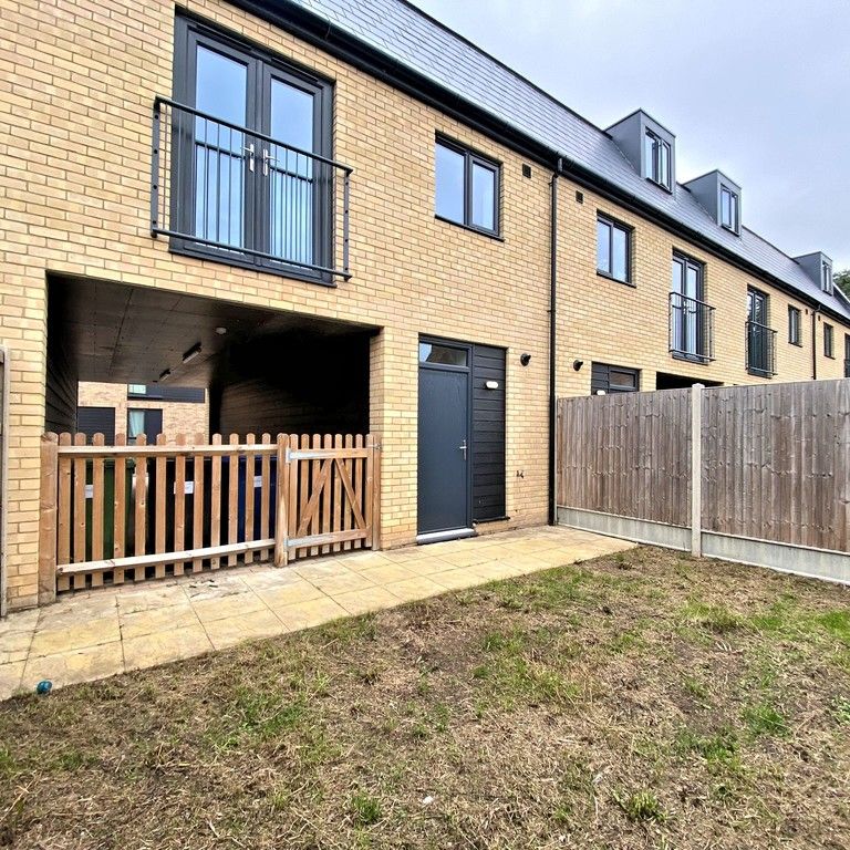 A very spacious three bedroom townhouse, close to Huntingdon town centre. The property is finished to a modern standard, with carport and enclosed garden. A short walk from Huntingdon Train Station and close to an array of local amenities, the A1307 and A14 to Cambridge and Peterborough. - Photo 1