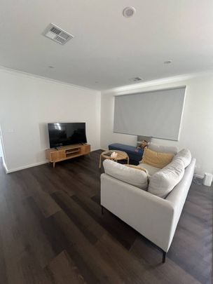 Spacious & Bright 4-Bedroom doubly storey modern House for Rent - Photo 1