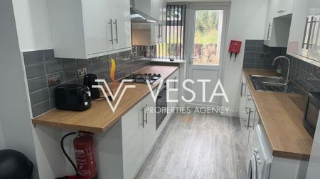 4 bedroom semi-detached house to rent - Photo 2