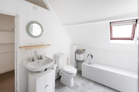 1 Bed Flat - Photo 2