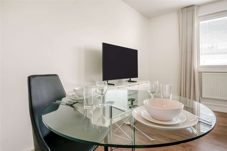 Impressive 7th floor apartment with a tremendous view towards Westminster Abbey. 1 Double bedroom, reception, separate kitchen, bathroom and hallway (with good storage). - Photo 5