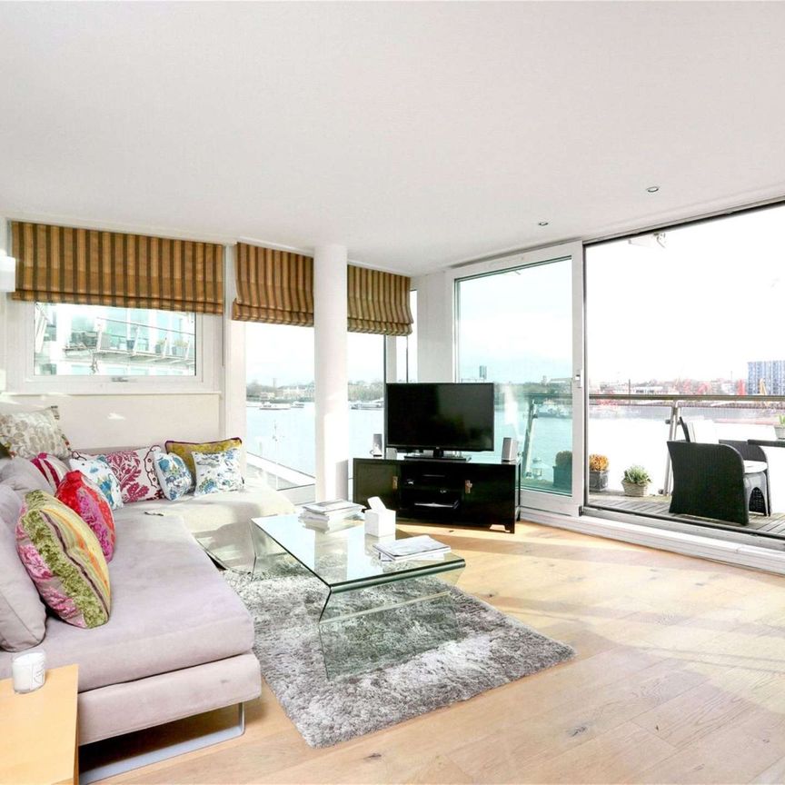 A bright 2 bedroom apartment situated on the third floor of this desirable river fronted development, located on the High Street in West Wapping. - Photo 1