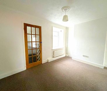 A 2 Bedroom Terraced House Instruction to Let in St Leonards-on-Sea - Photo 3