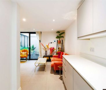 Charming and spacious one bedroom apartment with a patio. - Photo 2