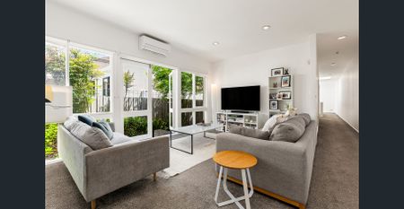 SPACIOUS, LIGHT-FILLED BAYSIDE LIVING. - Photo 5