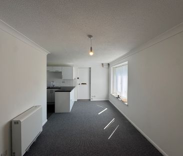 1 bed studio flat to rent in Allington Close, Taunton, TA1 - Photo 2