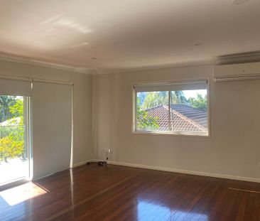 2-LEVEL CONTEMPORARY DUAL LIVING HOME LOCATED IN LEAFY CARINA HEIGHTS! - Photo 1