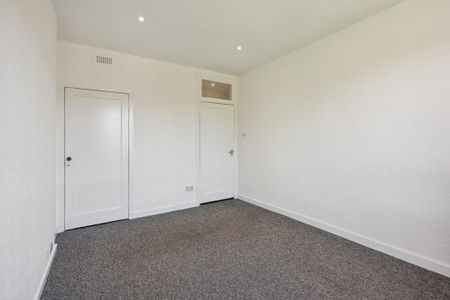 3 bedroom flat to rent - Photo 2