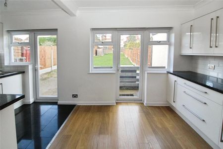 3 bedroom end of terrace house to rent - Photo 3