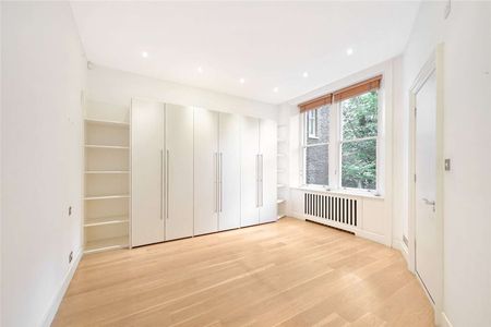 A vast raised ground floor apartment overlooking a communal garden square. - Photo 3