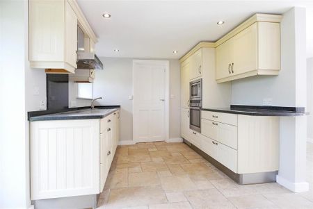 3 bedroom detached bungalow to rent - Photo 4