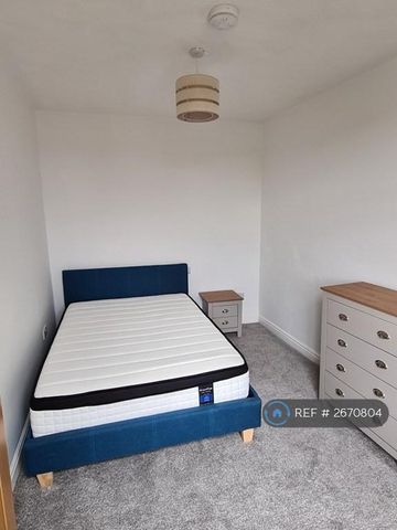 1 bedroom in a house share to rent - Photo 2