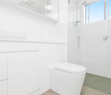 Beautifully Renovated Apartment in a Convenient Location - Photo 4