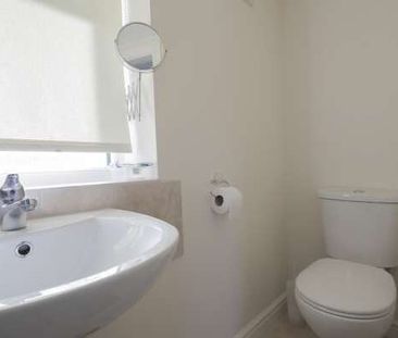 8 Highfields, Huddersfield, HD1 - Photo 2