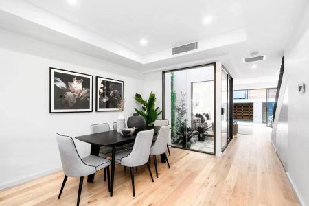 Stunning Designer 4 Bedroom Townhouse with LUG, Ultra Convenient Location - Photo 3