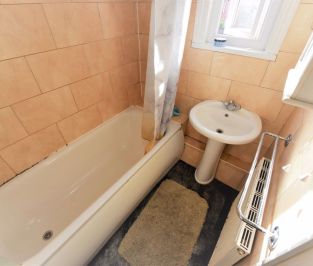 6 bedroom Flat in Estcourt Avenue, Leeds - Photo 1