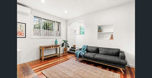 Ground floor apartment with entertainers courtyard - Photo 1