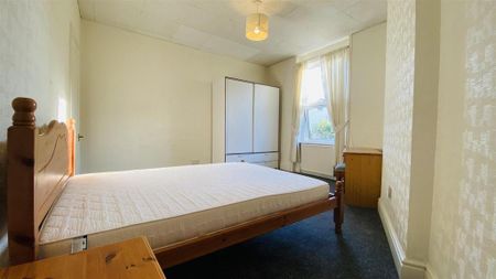 3 bedroom flat to rent - Photo 5